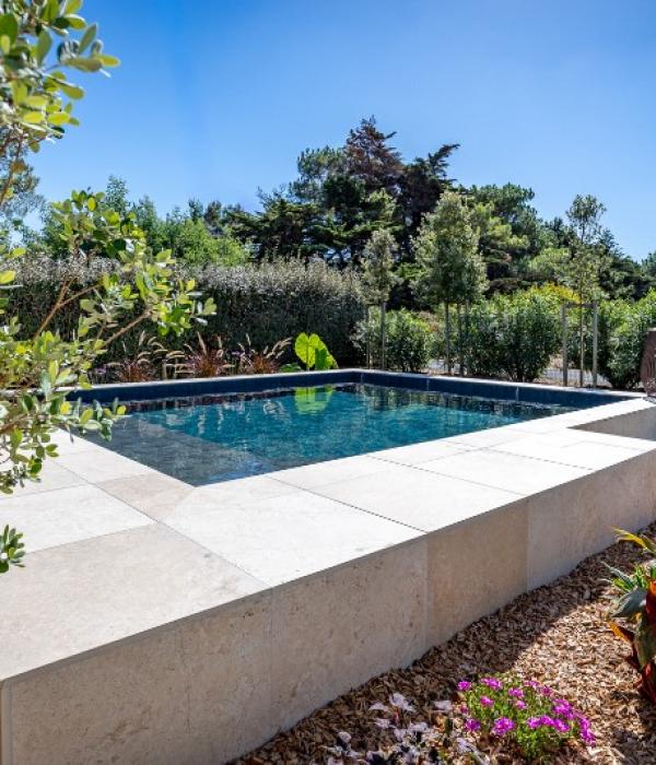 Création espace piscine maçonnée hors sol en dalles travertin et membrane armée à Pénestin 56