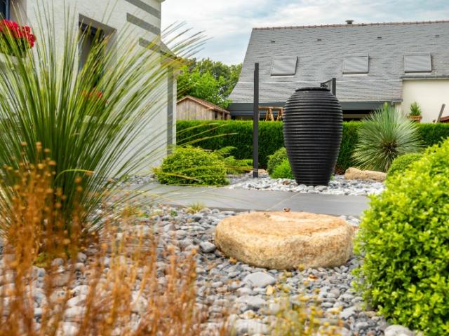 Végétalisation d'une entrée de maison à Camoel 56