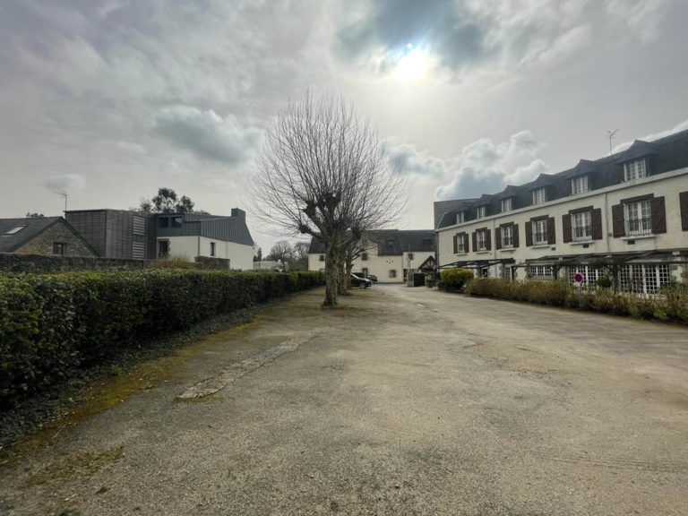 Avant la réalisation de l'accès béton désactivé et enrobé noir à Sainte-Anne d'Auray, Morbihan