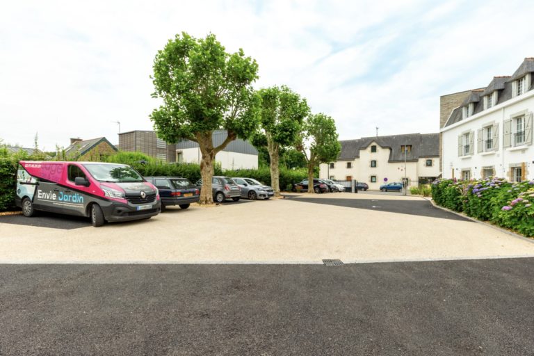 Après : accès béton désactivé et enrobé noir à Sainte-Anne d'Auray, Morbihan